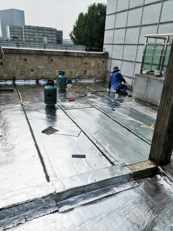 屋面防水堵漏施工有什么要求？要参照防水等级施工吗？
