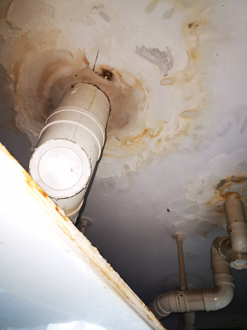 卫生间漏水，吊顶排气管道漏水是什么原因